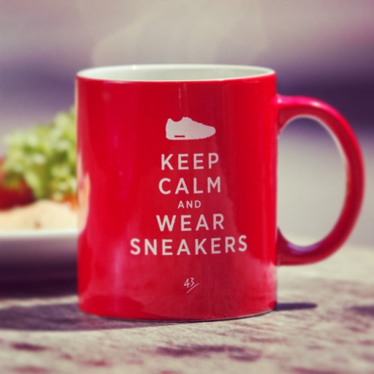 43einhalb Keep Calm and wear Sneakers Tasse