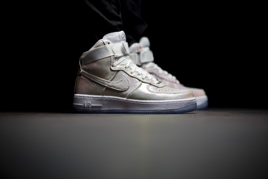 nike-W-AF1-HI-MetallicSilver-704516-100-image-01