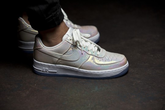 nike-Wmns-AF1-MetallicSilver-704517-100-01-02