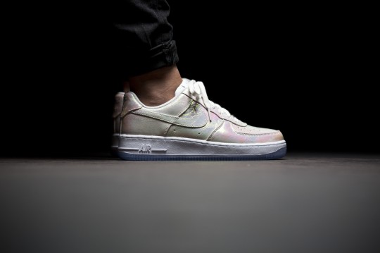 nike-Wmns-AF1-MetallicSilver-704517-100-01-03