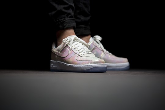 nike-Wmns-AF1-MetallicSilver-704517-100-01-04
