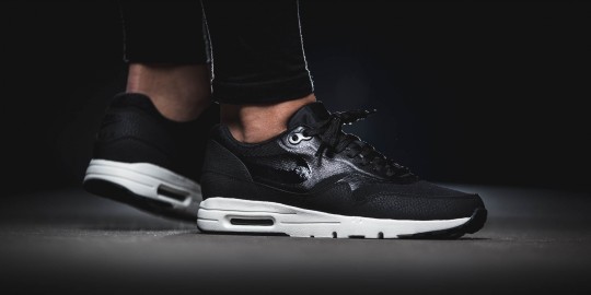 nike-704993-001-wmns-airmax1-ultra-essential-black-Image-2