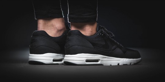 nike-704993-001-wmns-airmax1-ultra-essential-black-Image-4