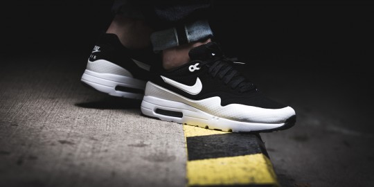 nike-airmax1-ultra-moire-black-grey-1