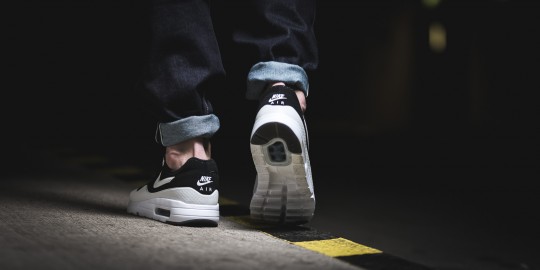 nike-airmax1-ultra-moire-black-grey-3