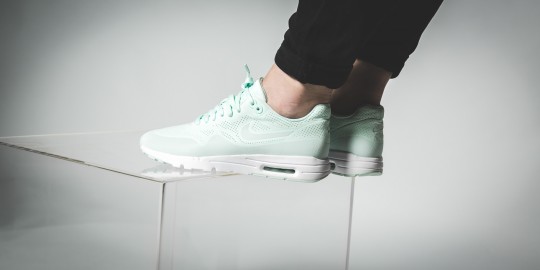 nike-am1-wmns-ultra-moire-fibreglass-1