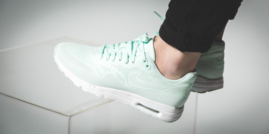 nike-am1-wmns-ultra-moire-fibreglass-2
