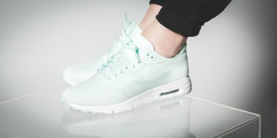 nike-am1-wmns-ultra-moire-fibreglass-3