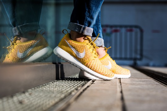 nike-704927-700-wmns-rosherun-flyknit-yellow-1