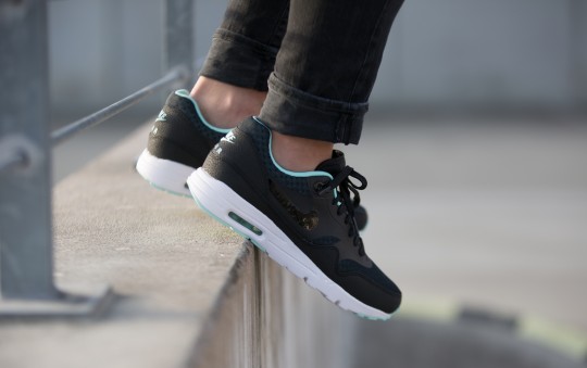 nike-704993-003-wmns-air-max-1-ultra-essential-1