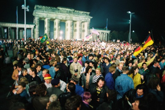 05_auch_vor_dem_brandenburger_tor_versammeln_sich_menschen_um_den_beitritt_der_ddr_zum_grundgesetz_zu_feiern