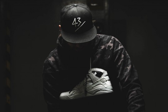 Nike-Flight-Huarache-705005-099-6