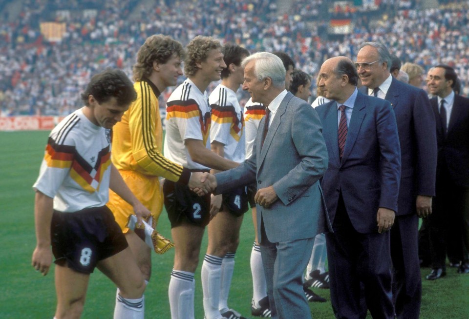 Bundespräsident Richard von Weizsäcker (3.v.re.), Bundeskanzler Helmut Kohl (beide BR Deutschland / CDU) und Ministerpräsident Ciriaco de Mita (Italien, 2.v.re.) begrüßen das deutsche Team v.li.: Lothar Matthäus, Torwart Eike Immel und Guido Buchwald; quer Politik Politiker Bundespolitik Bundespolitiker Staatspräsident Präsident Staatsoberhaupt Kanzler Regierung Bundesregierung, Gast, Gäste, Besuch, Besucher EM 1988 Nationalmannschaft Nationaltrikot BRD - Italien 1:1 Eröffnungsspiel Eröffnung Gruppe 1 Vdia Düsseldorf Fußball Länderspiel Herren Mannschaft Gruppenbild optimistisch Randmotiv Personen Sportpolitik