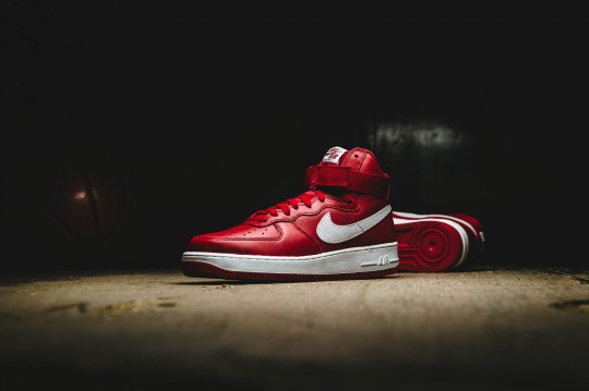 Zurück zu den Wurzeln: Nike Air Force 1 High “Nai Ke” (Gym Red)