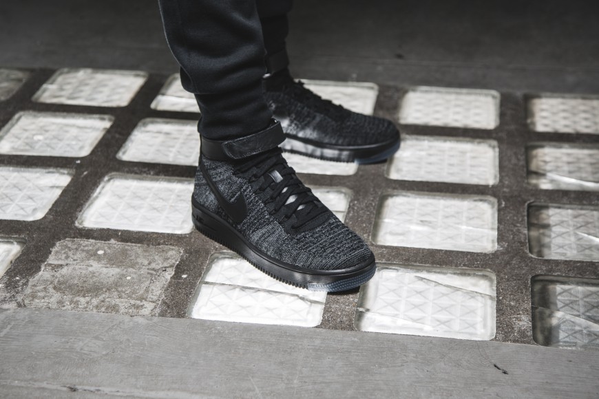 nike-air-force-flyknit-817420-001-1