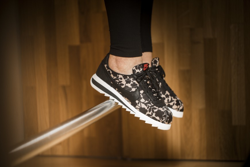 nike-wmns-classic-cortez-epic-lib-qs-820279-200-1
