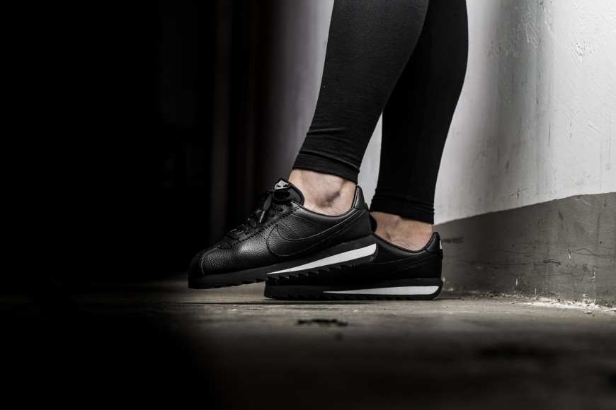 nike-wmns-classic-cortez-epic-prem-819920-001-3
