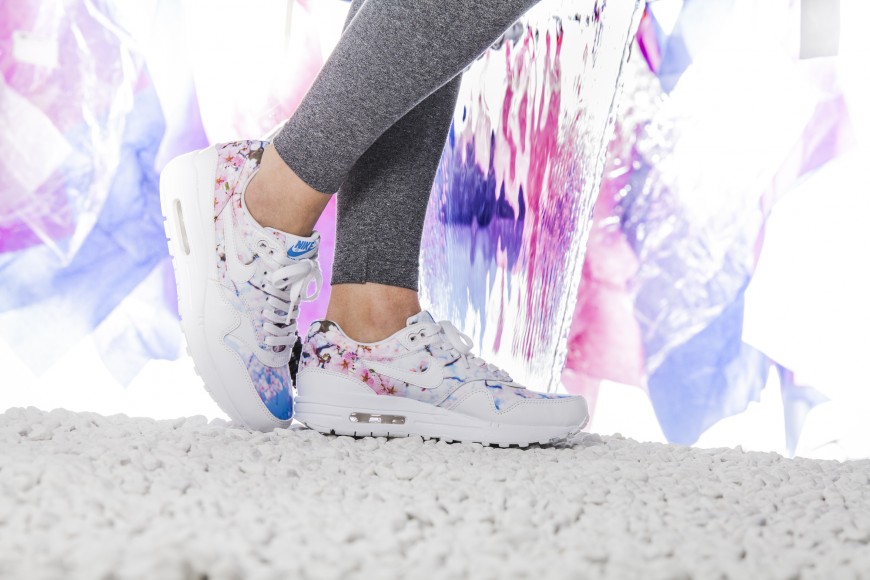 nike-wmns-air-max-1-print-528898-102-12