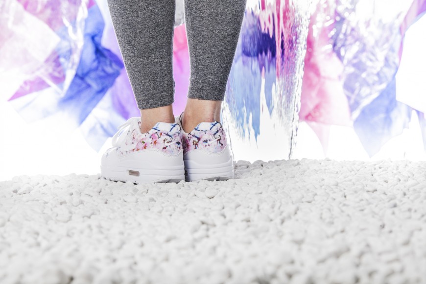 nike-wmns-air-max-1-print-528898-102-14