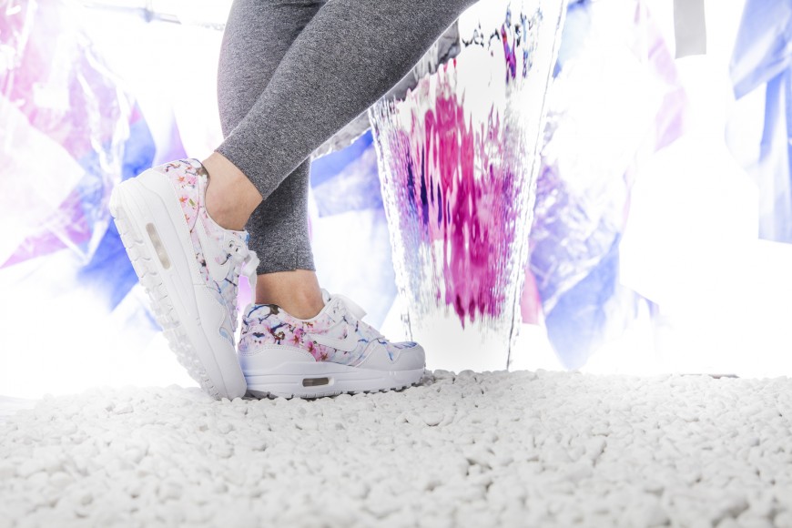 nike-wmns-air-max-1-print-528898-102-16