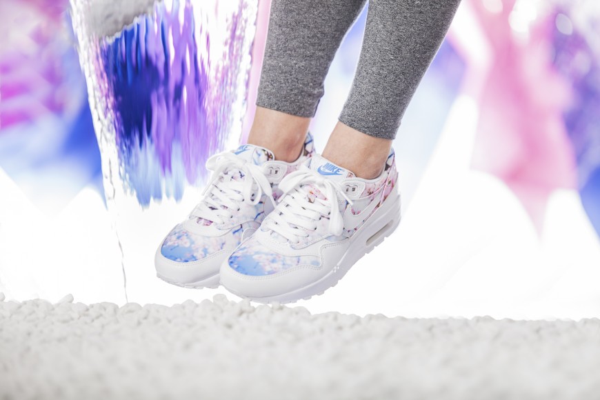 nike-wmns-air-max-1-print-528898-102-6