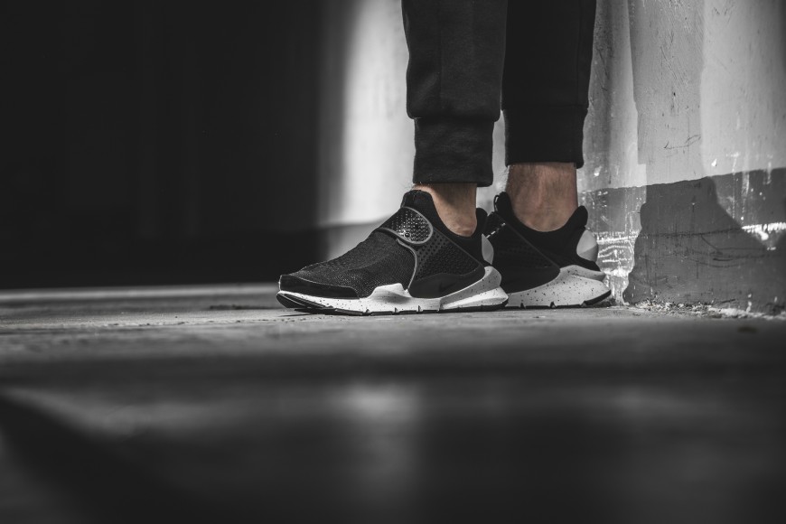 nike-sock-dart-se-833124-001-1