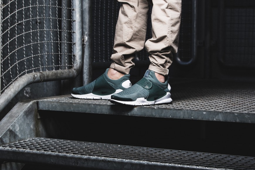 nike-sock-dart-se-833124-302-1