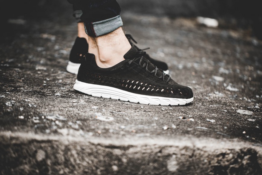 nike-833132-001-mayfly-woven-black-1