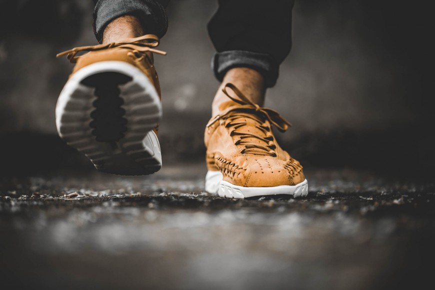 nike-833132-007-mayfly-woven-curry-4