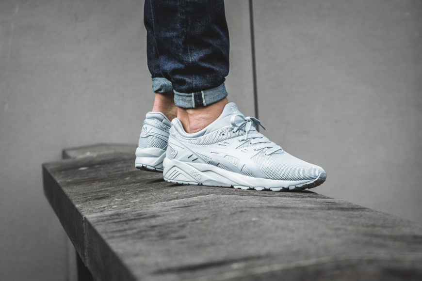 asics-gel-kayano-trainer-evo-grau-hn6a0-1313-mood-1