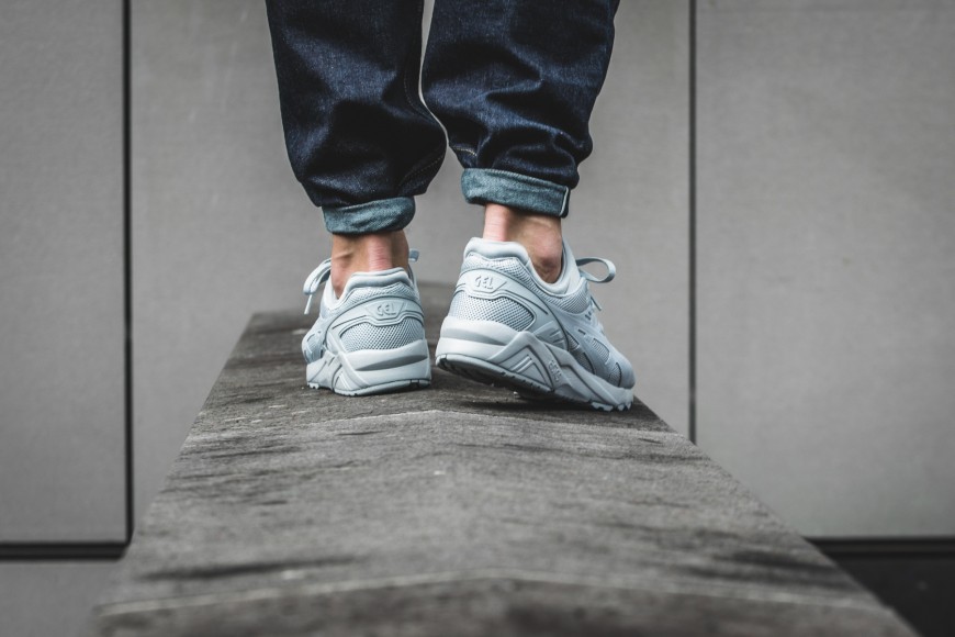 asics-gel-kayano-trainer-evo-grau-hn6a0-1313-mood-2