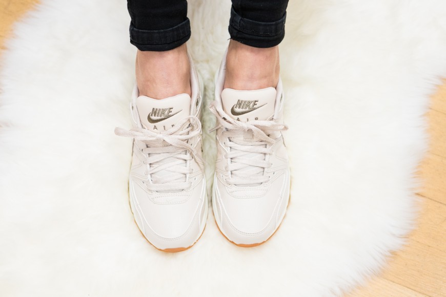 nike-718896-100-wmns-air-max-command-prm-2