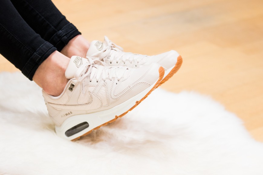 nike-718896-100-wmns-air-max-command-prm