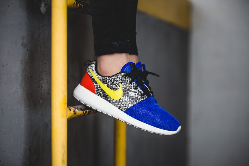 nike-881202-400-wmns-roshe-one-lx-1