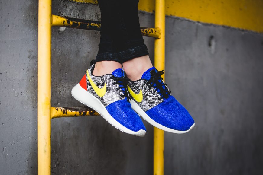 nike-881202-400-wmns-roshe-one-lx-3