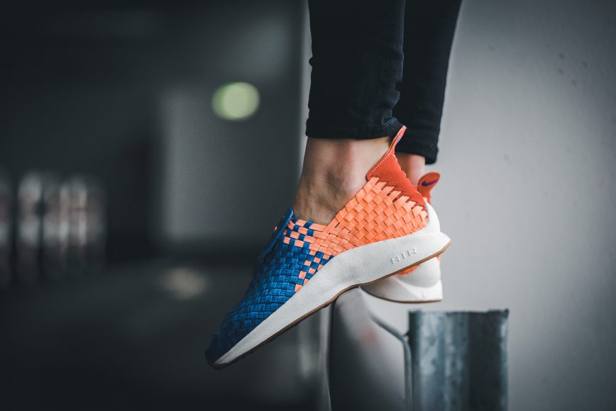 nike-302350-800-wmns-air-woven-1