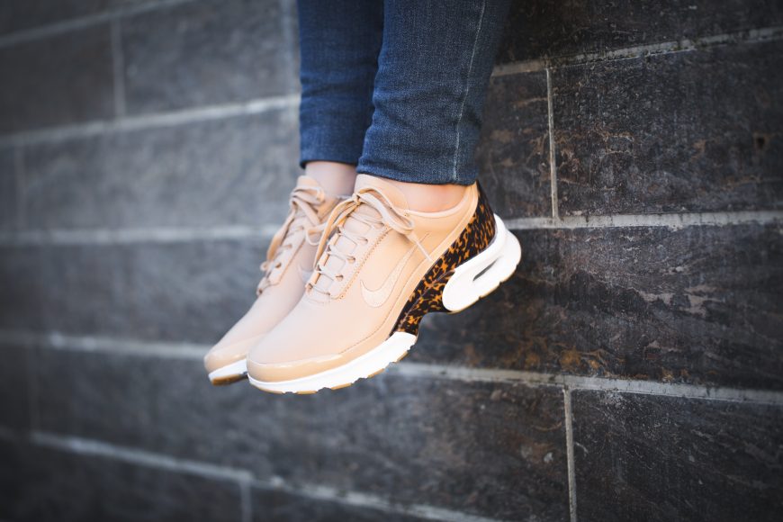nike-896196-200-w-air-max-jewell-lx-3