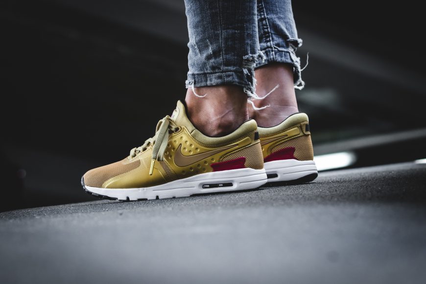 nike-863700-700-WMNS_air-max-zero-qs-4