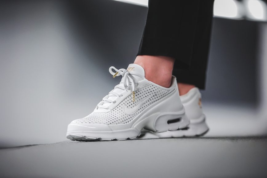 nike-896197-100-wmns-air-max-jewell-se-prm-3