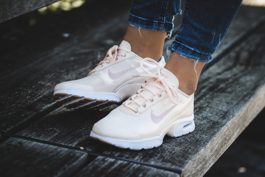 nike-919485-800-wmns-air-max-jewell-qs-4