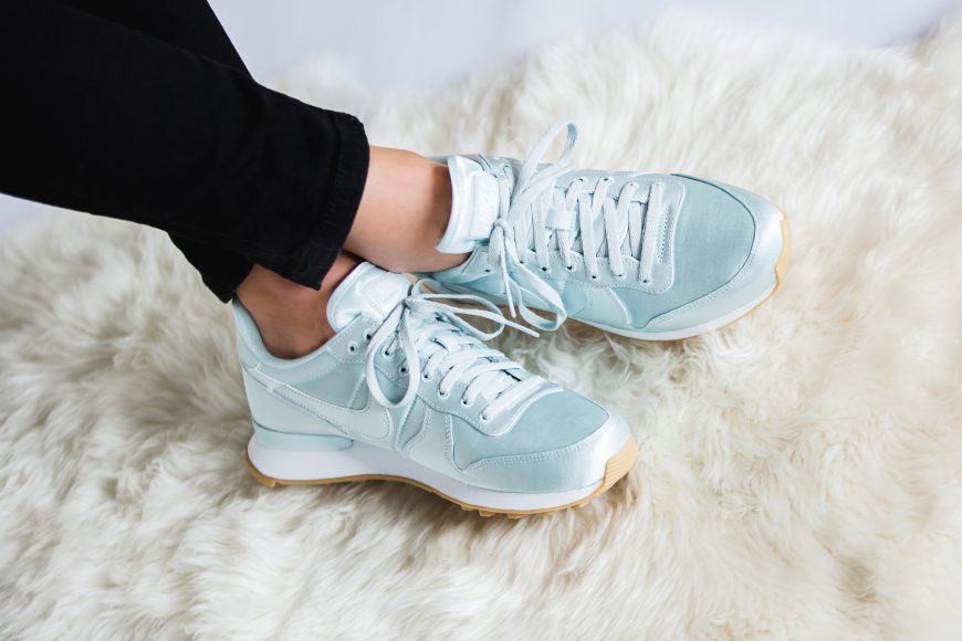 nike-919989-300-wmns-internationalist-qs-4