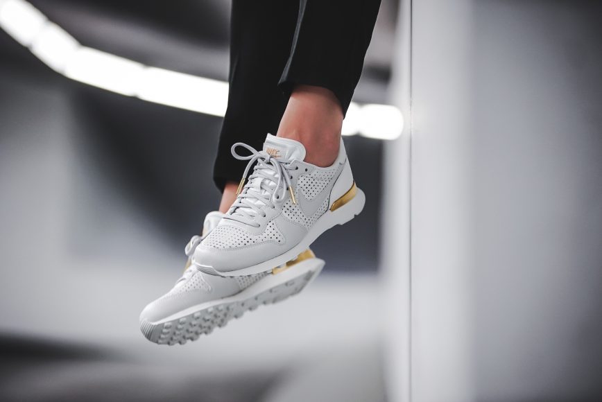 nike-aa1435-100-wmns-internationalist-prm-qs-1