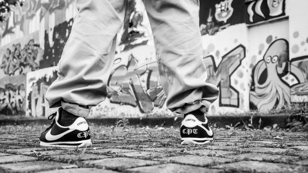 nike-902804-001-cortez-compton-12