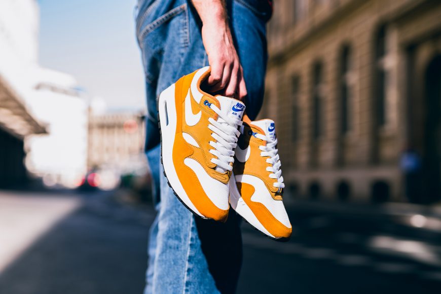 nike-908366-700-air-max-1-premium-retro-curry-18