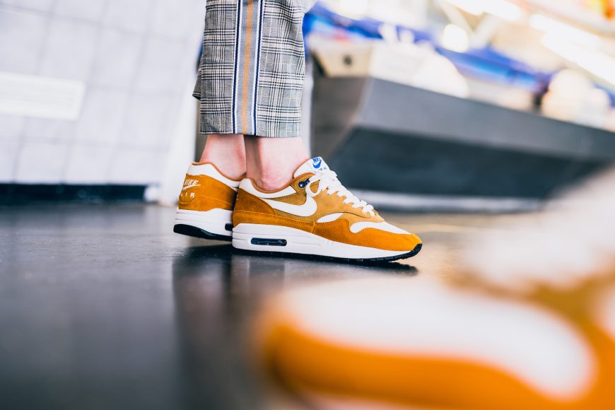 nike-908366-700-wmns-air-max-1-premium-retro-curry-1