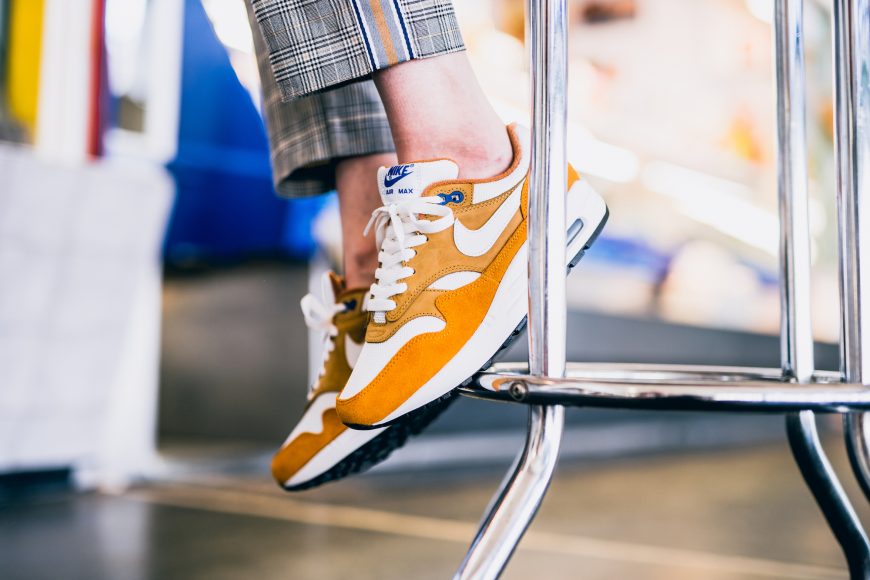 nike-908366-700-wmns-air-max-1-premium-retro-curry-4