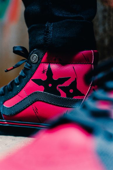 vans-VA38GEUBJ-marvel-sk8-hi-deadpool-6