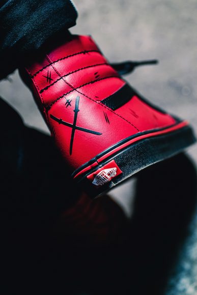 vans-VA38GEUBJ-marvel-sk8-hi-deadpool-9