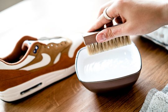 Die BĂŒrste sollte ordentlich mit Cleaner getrĂ€nkt werden.
