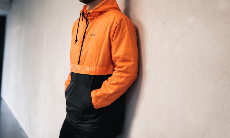vans-VN0A3W7AXH71-x-nasa-space-anorak-1
